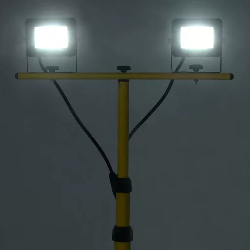 Hideg fehér fényű háromlábú LED-es reflektor 2 x 10 W