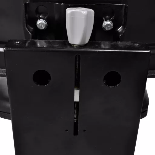 Fekete traktorülés felfüggesztéssel
