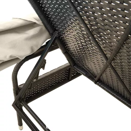 2 db fekete polyrattan napozóágy tetővel és asztallal