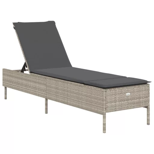 2 db világosszürke polyrattan napozóágy párnával