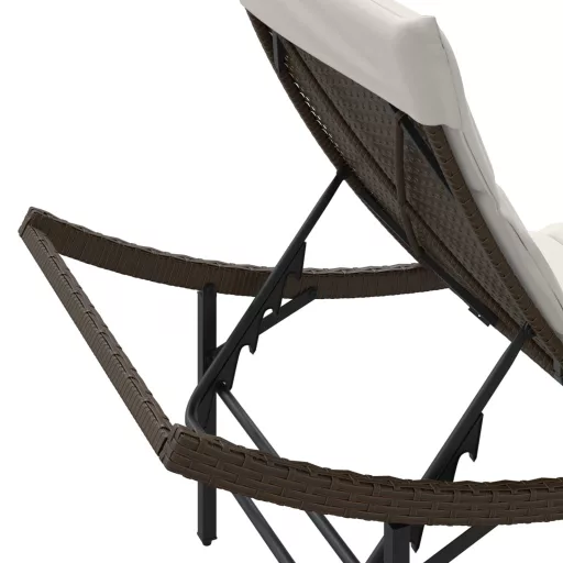 2 db barna polyrattan napozóágy párnával
