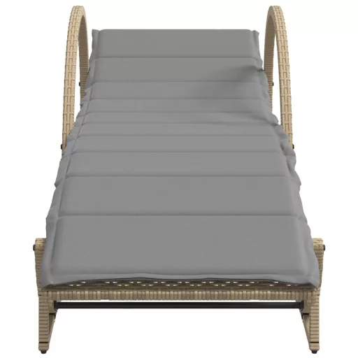 2 db bézs polyrattan napozóágy párnával