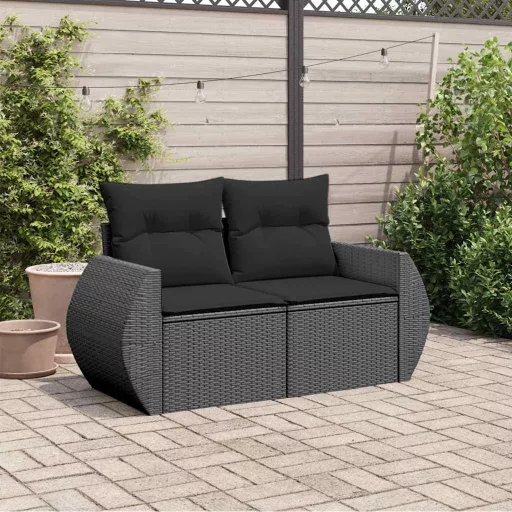 Kétszemélyes fekete polyrattan kerti kanapé párnákkal