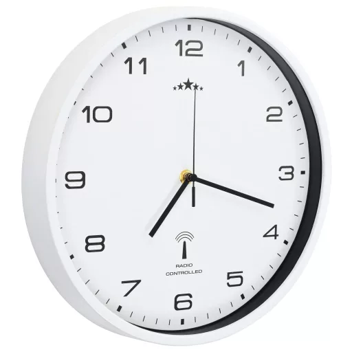 Fehér színű rádióvezérelt falióra kvarcszerkezettel 31 cm