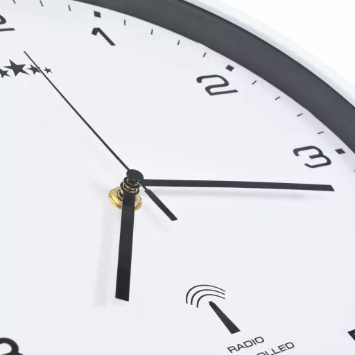Fehér színű rádióvezérelt falióra kvarcszerkezettel 31 cm
